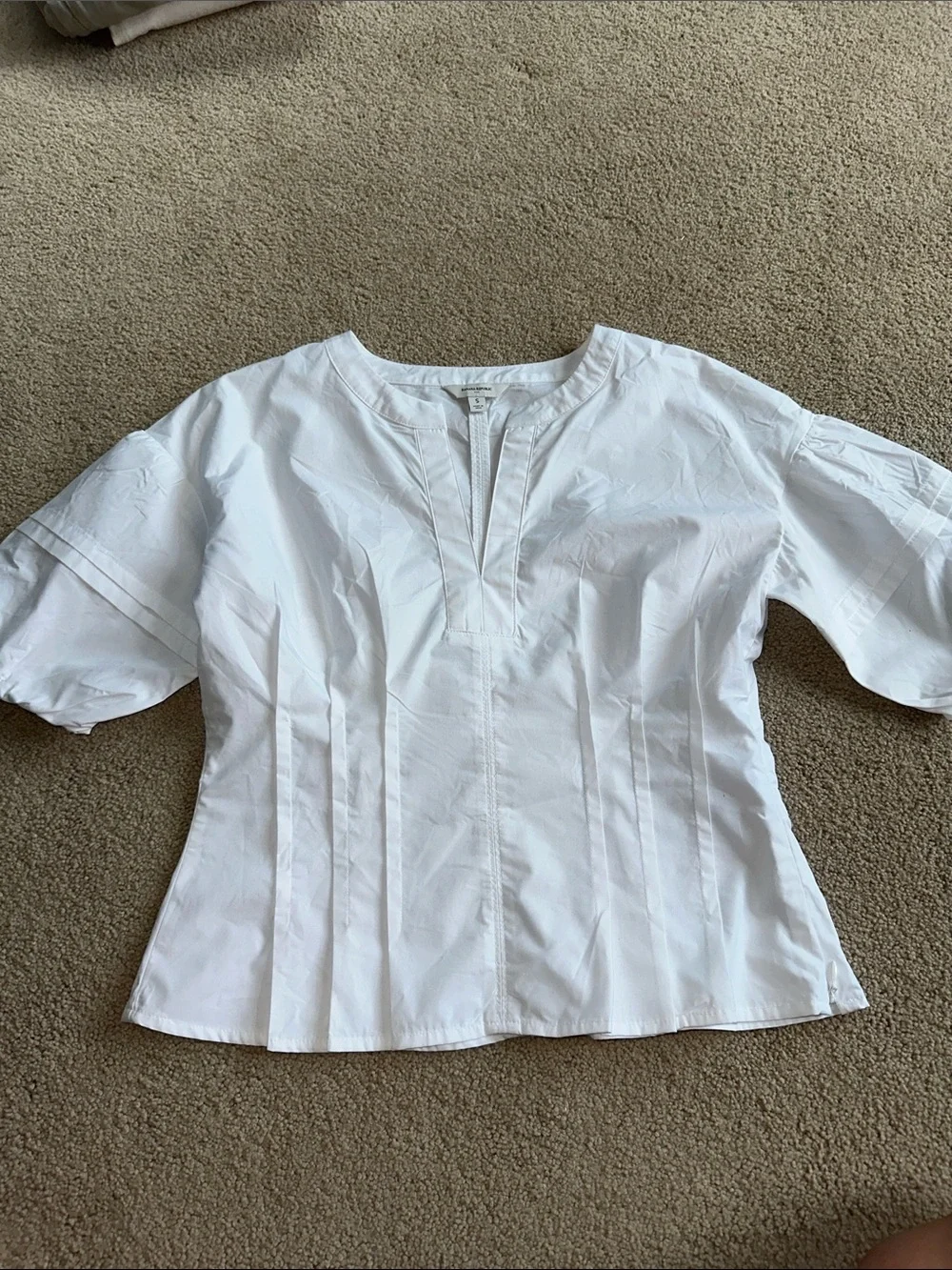 Banana Republic poplin cotton White V-Neck Puff-Sleeve Blouse. Cinched waist